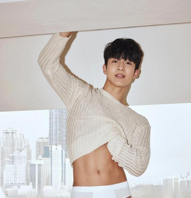 年轻的男模特完美身材，健硕的肌肉和光滑的皮肤