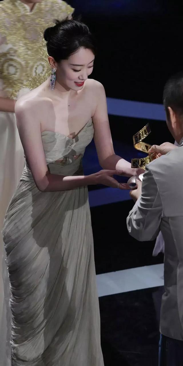 抹胸张小斐,冲动