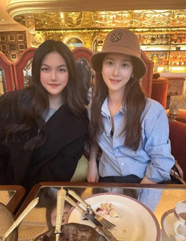 他乡遇故知！90后章泽天英国和陪读妈妈李湘聚餐，8岁女儿未出镜