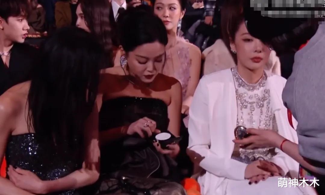 微博之夜名场面：李冰冰惠英红化身马龙迷妹，沈腾搀扶马丽下台阶