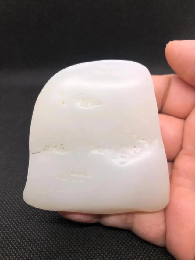 和田玉“山流水”：独特形成与珍贵特点，玉石爱好者必读！