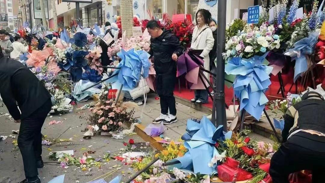 网红王红权星惹众怒了！奢侈品店开业占道被投诉，评论区一片哗然