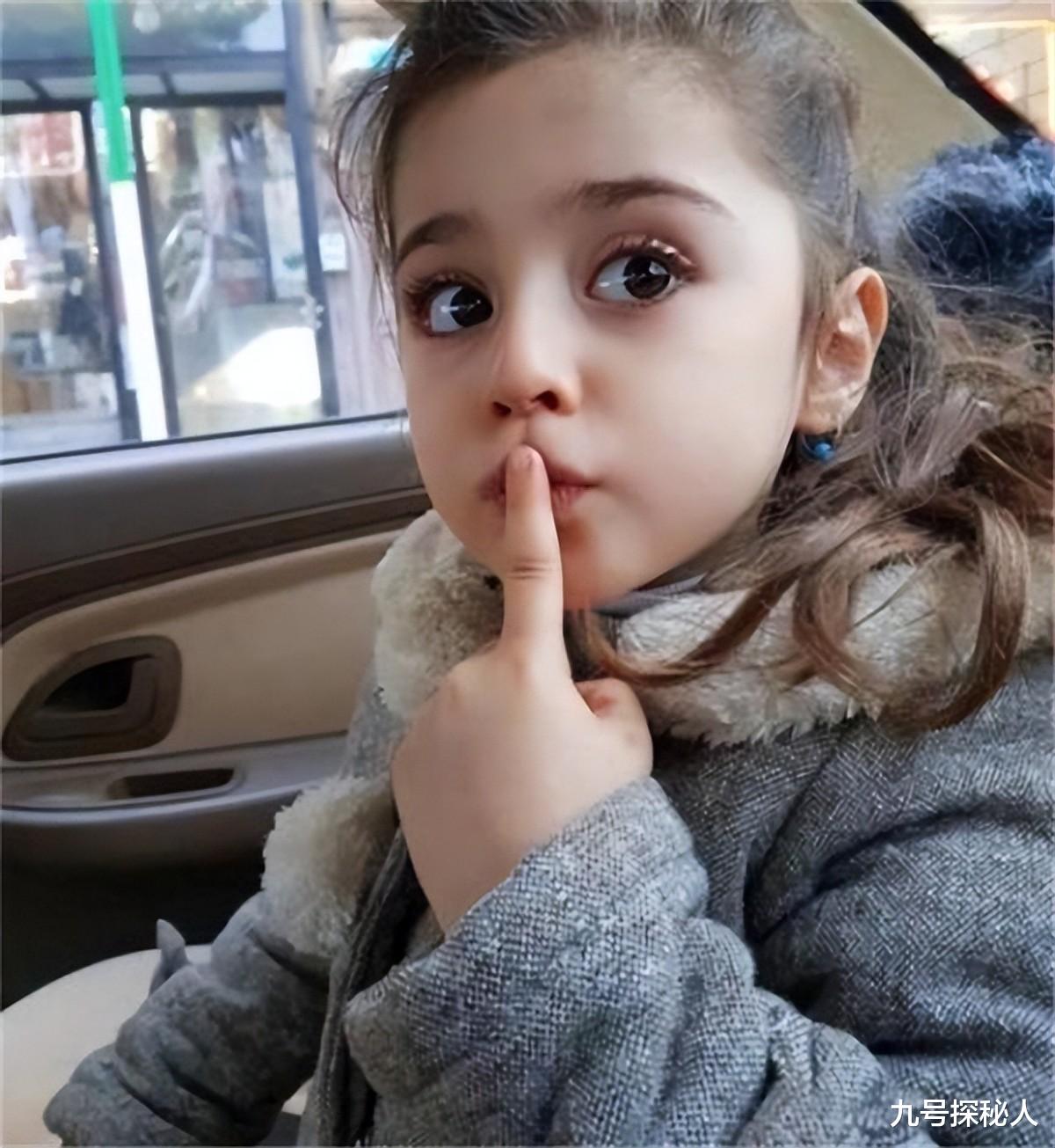 4岁成全球最美女孩,8岁因太美使父亲辞职贴身保护,她后来如何