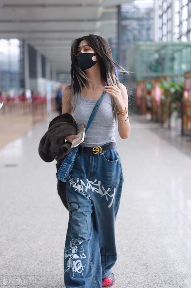 袁一琦的打扮很普通但确实显身材