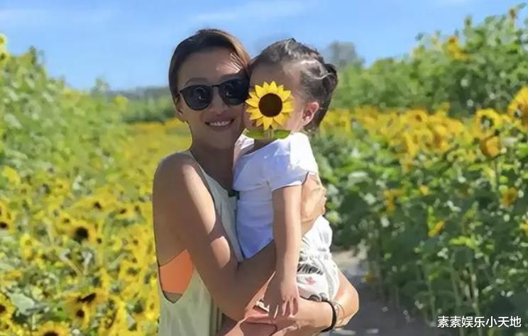 谢婷婷庆祝42岁生日,4岁女儿Sara长得好壮实,母女捧鲜花庆生