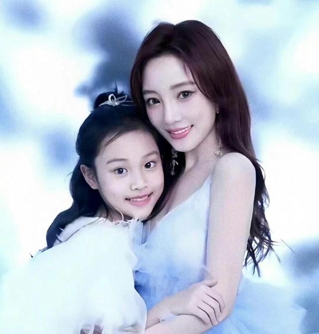 李小璐女儿太成熟,11岁肤白貌美染红发,五官堪称翻版李小璐