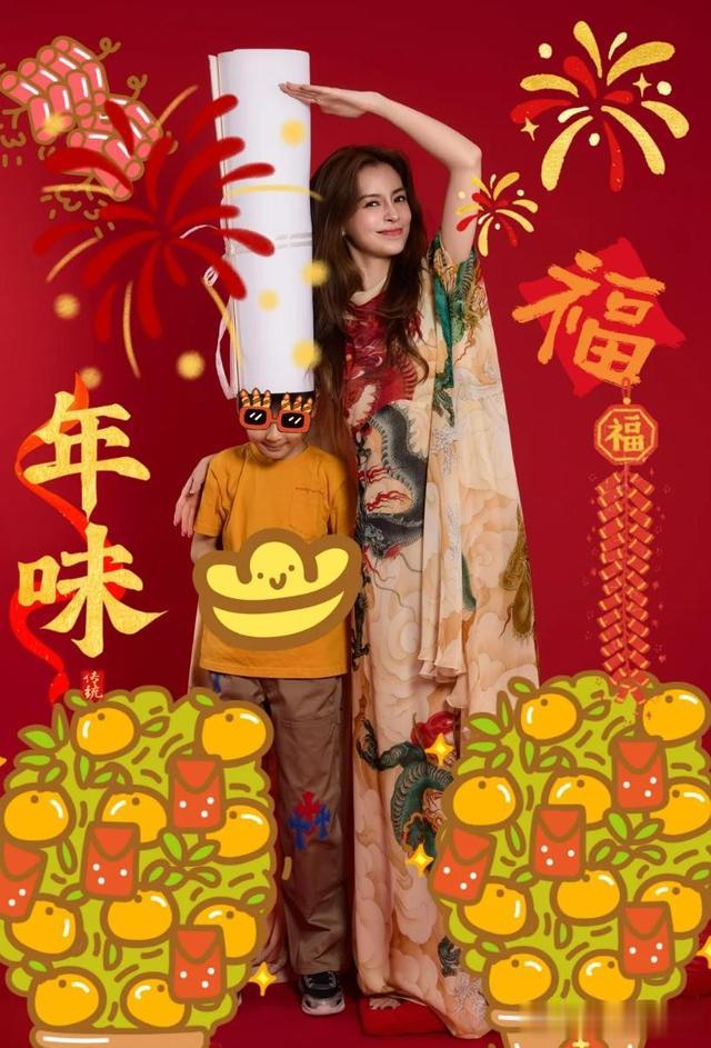 baby带儿子香港过年，母子俩带保姆逛街，小海绵揣兜耍帅腿很长