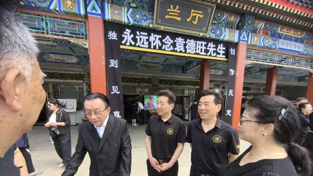 艾伦·德杰尼勒斯|春晚导演袁德旺遗体告别仪式！倪萍蔡明悲痛送别，李金斗哭红双眼