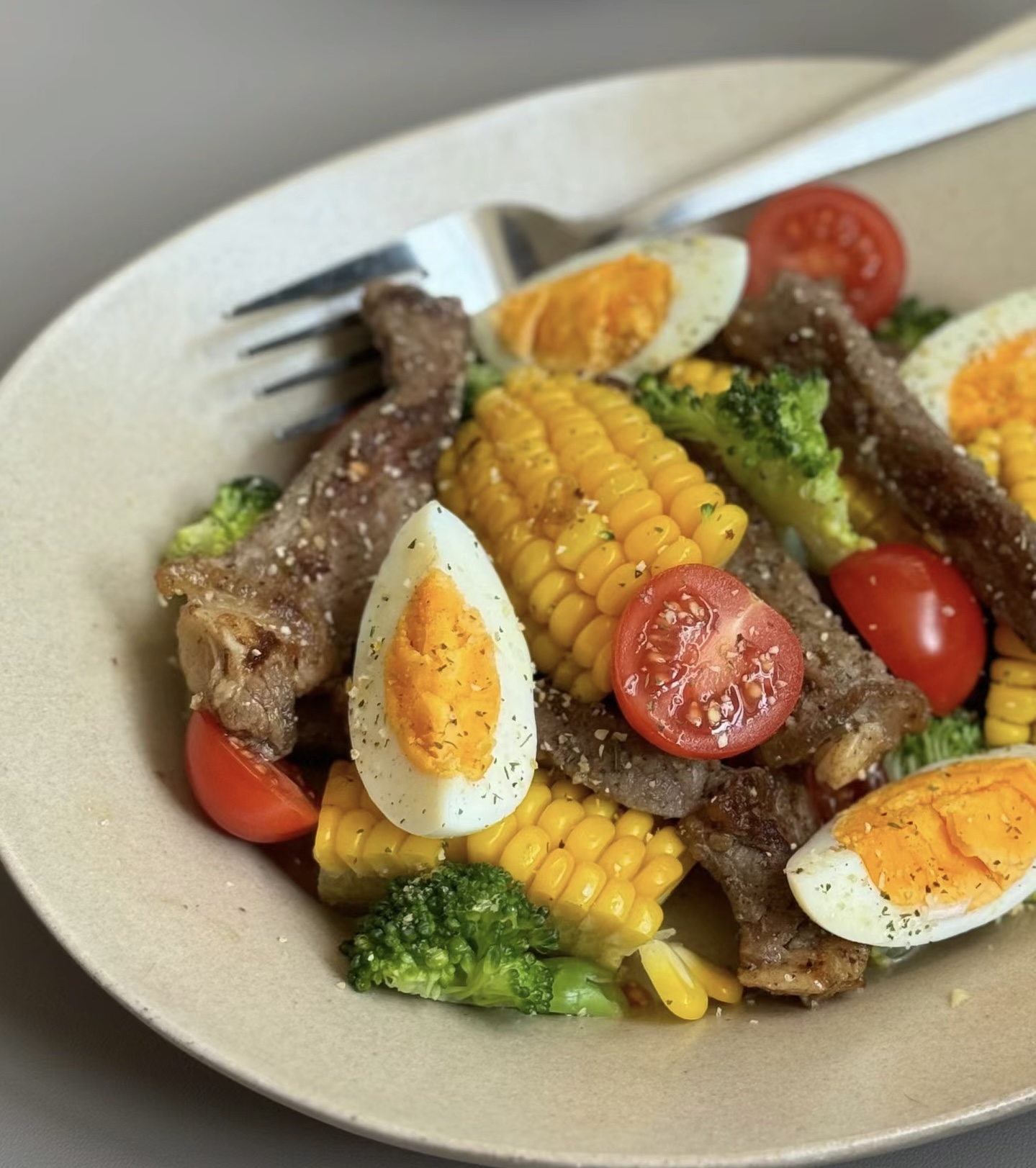 \10分钟速成减脂神餐!牛肉西兰花,健康美味两不误,轻松享受瘦身的每一口\