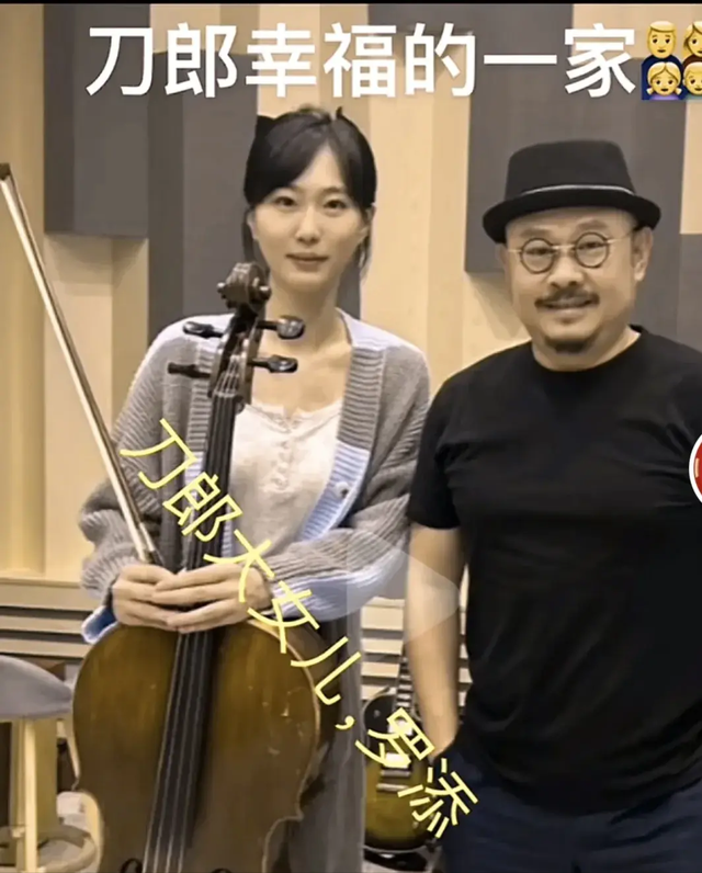 刀郎一家罕见露面:和美丽的老婆、女儿、外孙在一起好幸福