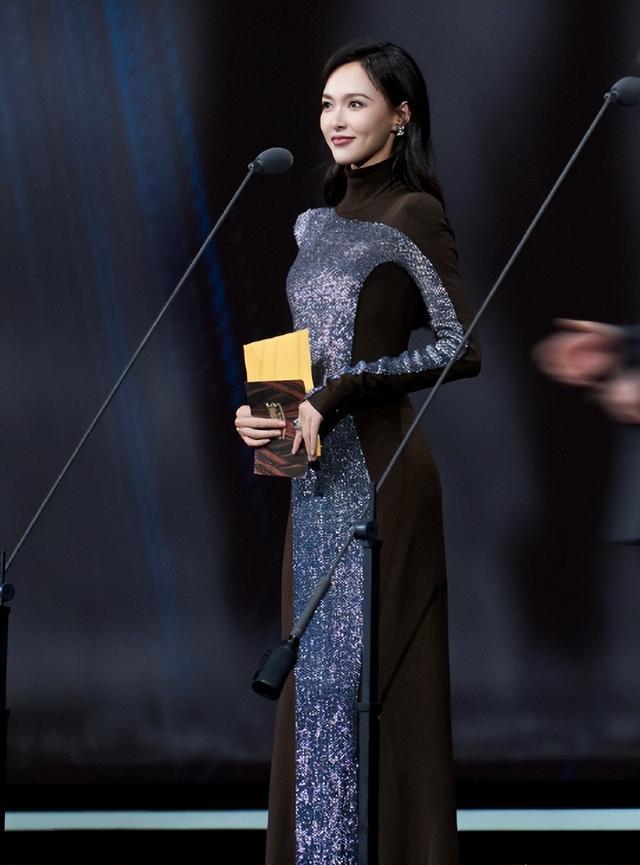 电影节的这晚,赵丽颖“奶奶头”老了十岁,唐嫣全裹却惊艳全场!