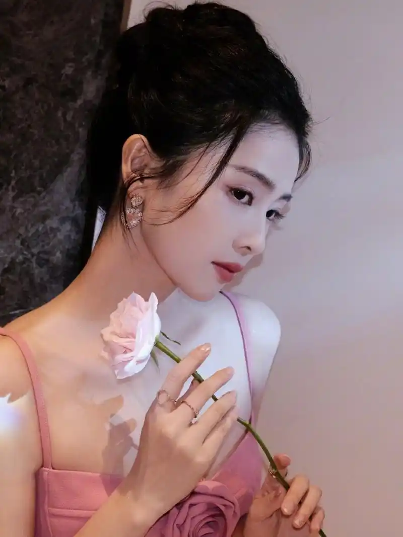 白鹿真的好丰盈,模特转型演技派,实力终获认可!