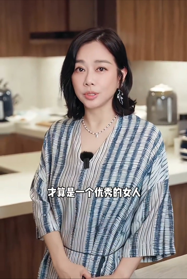 54岁陈松伶暴瘦26斤,近照艳光四射女人味足,与小9岁老公好般配