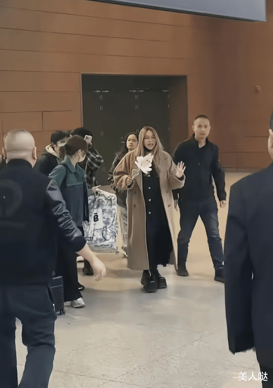 52岁张惠妹瘦出新高度了!下巴都快尖成“锥子”了,穿20cm砖头鞋如履平地!