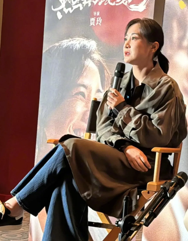 贾玲吴彦祖合影皱纹抢镜，在好莱坞片场跷二郎腿，破减肥反弹传闻