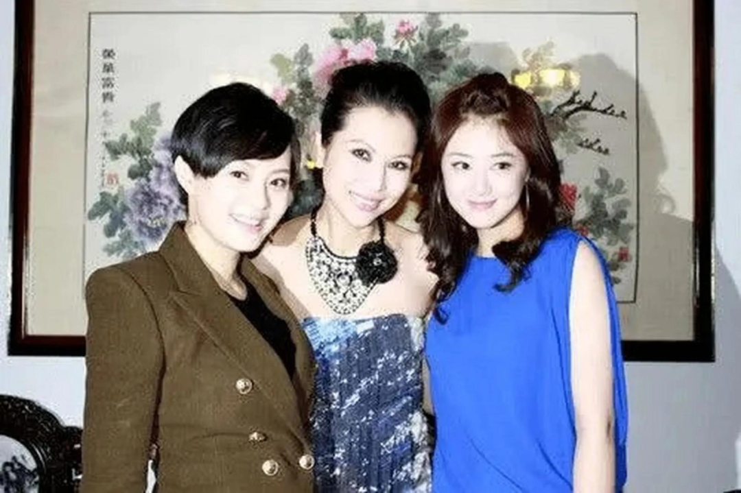 孙俪贵气逼人,蒋欣气质脱俗,50加蔡少芬黑皮裙超性感