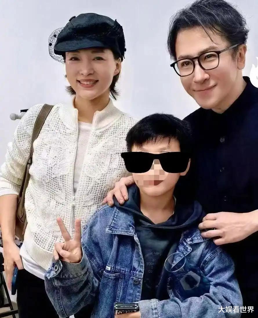 51岁董卿带儿子参加活动，本人打扮低调发胖不少，儿子正面照曝光