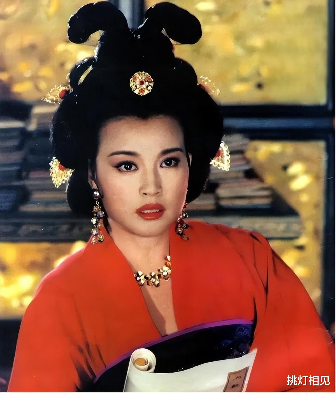 太炸裂了!刘晓庆前男友直播爆猛料,露脸摘帽子后网友不淡定了