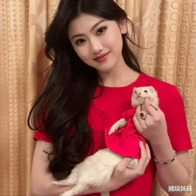 周冬雨得罪的富婆是何背景?宝石按亿买,一趟爱马仕装满后备箱