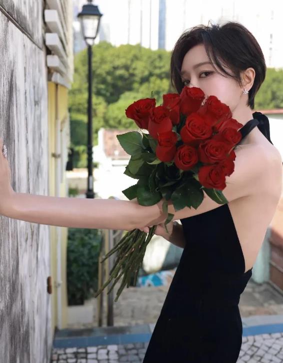 45岁秦岚尖叫夜红毯，猫耳长裙秀美腿，又酷又飒，看完感觉恋爱了