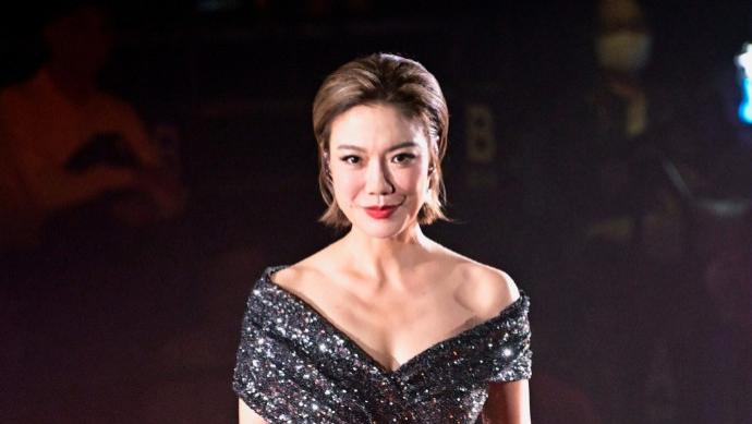 TVB女歌手疑恋上65岁已婚制作人，被爆在车厢热吻，曾夺得央视选秀冠军