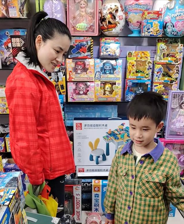 38岁过气女演员苍蝇馆打工，拍戏赔1000多万，勉强养活俩娃和老爹