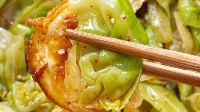瘦身美食新发现，揭秘全网热议的减脂圣品，凉拌包菜的秘密
