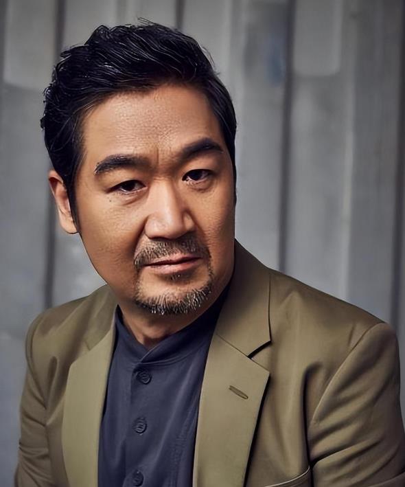 倚老卖老、骗粉作秀，与冯巩相比，这3位实在不配称“老艺术家”