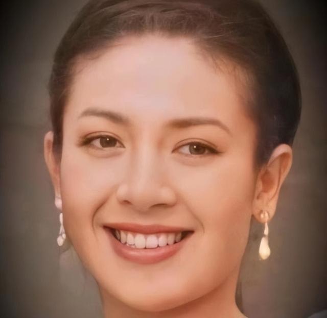 苏提达铁腕，泰王新宠欧拉弄32岁生日，没赏赐封妃只拿海报打发了