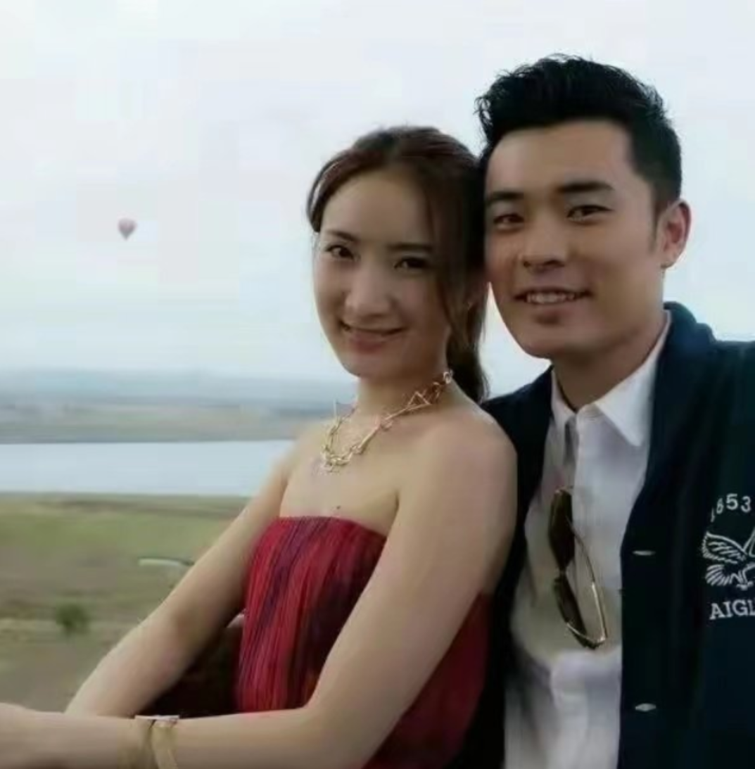 陈赫前妻许婧回福建探亲,洋男友高大帅气,坐大腿合影很甜蜜