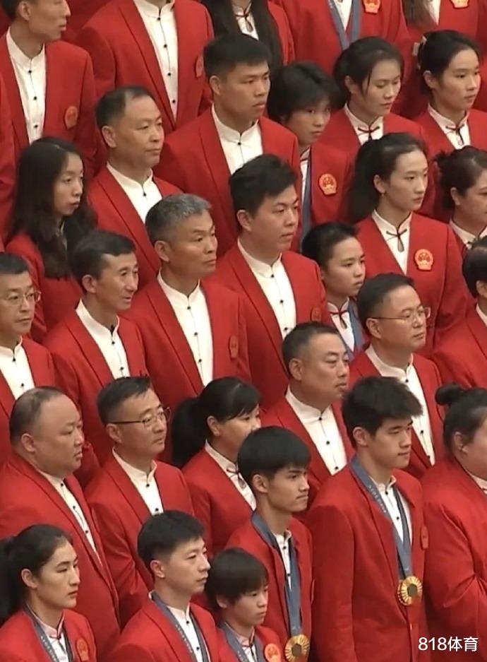 少女心！全红婵向记者自信展示第1次做美甲，猫眼绿美甲+五环戒指闪瞎