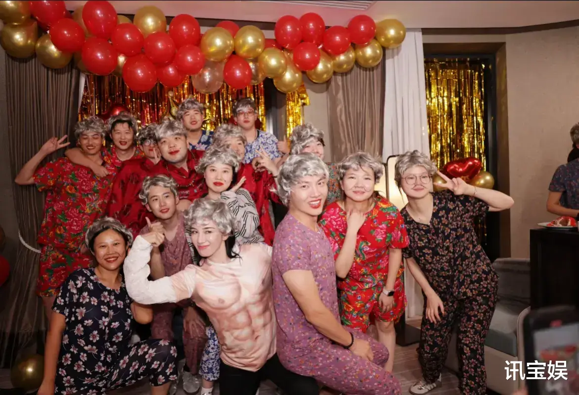 黄奕提前过66岁生日,秀胸肌秒变时髦奶奶,李玉湖就算老了也迷人