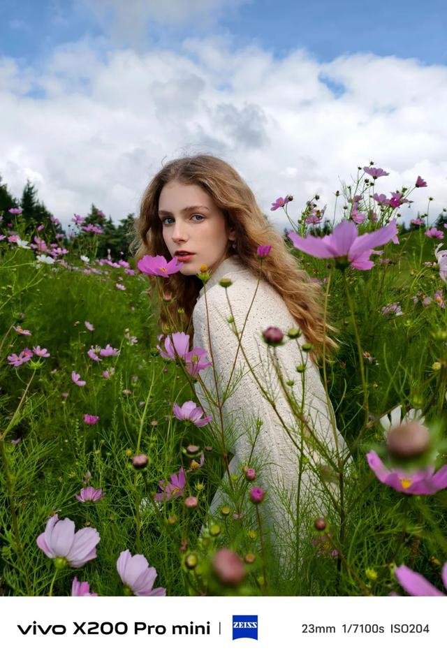 巅峰对决，这款手机何以成为中国科技品牌新典范