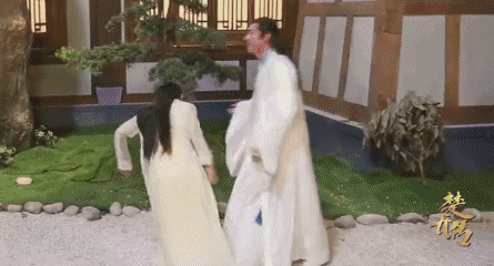 比女演员还柔弱！小鲜肉丢脸丢到国外，连肌肉都是假的