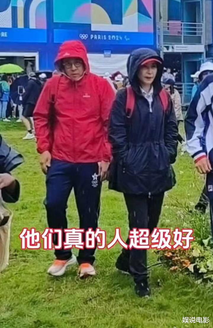 网友偶遇霍启刚郭晶晶，霍启刚还给他们拍照，霍震霆霍启山也在