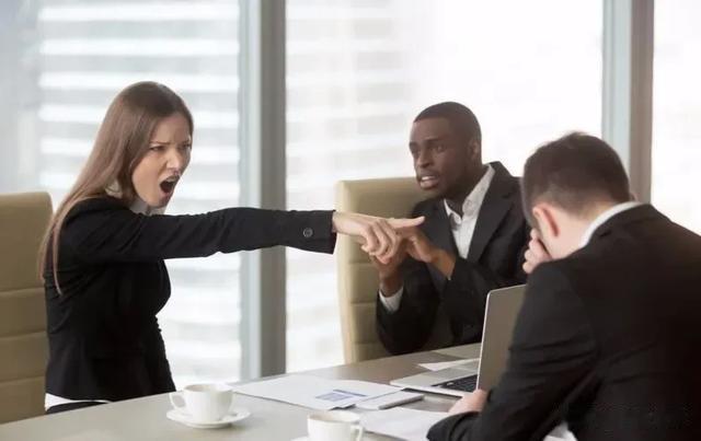 同事让你代他向领导请假，应该怎么处理？