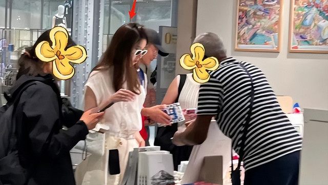 刘强东携娇妻章泽天现身巴黎奥运会,气场强大,8岁女儿身高瞩目