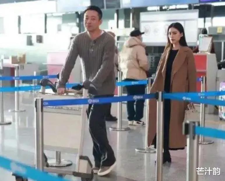 汪小菲求婚成功后首次露面，状态却略显憔悴，张兰大方维护准儿媳