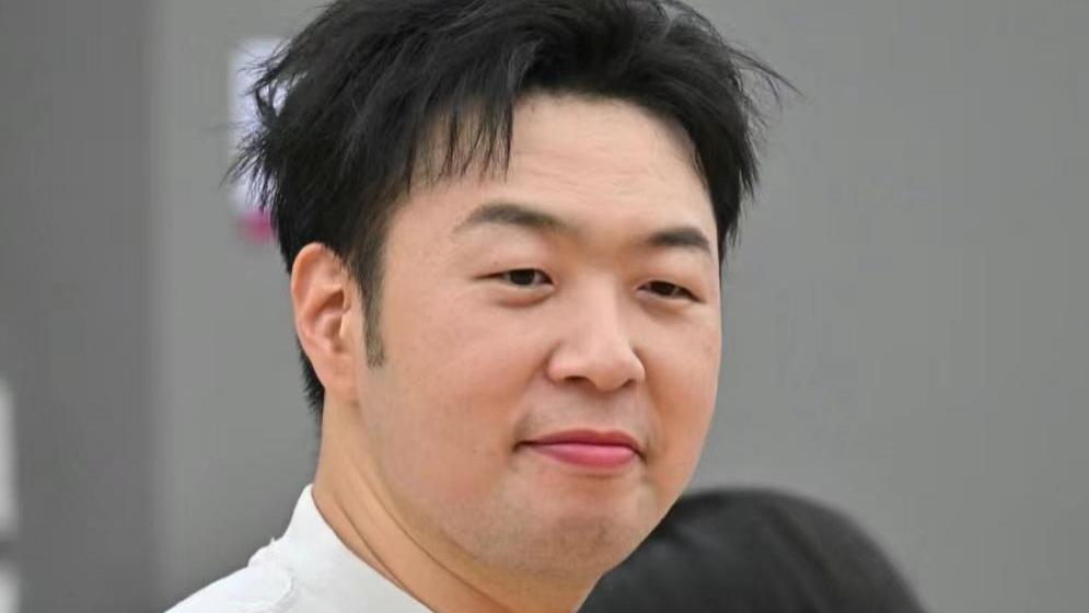 杜海涛彻底复胖了！录节目被拍到吃烧烤，近照曝光眼睛又小了一圈