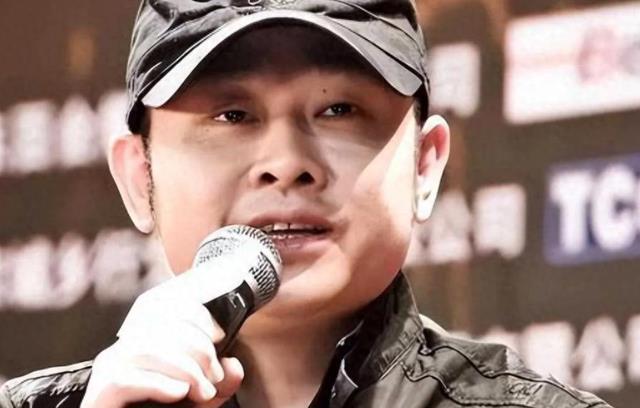 刀郎合肥演唱会后台照曝光,挤眉弄眼抬手作揖,现场座无虚席