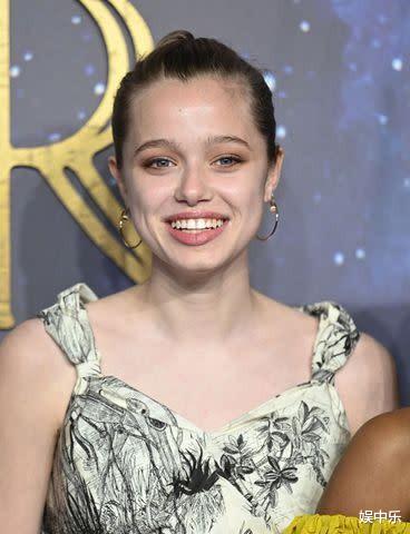 安吉丽娜·朱莉与布拉德·皮特的女儿希洛发布报纸公告,宣布去除“皮特”姓