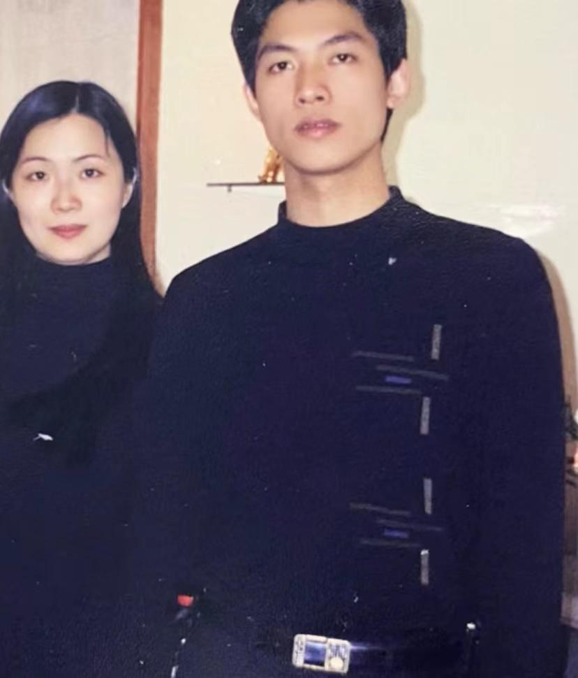 儿子好奇妈妈当年为何看上爸爸,翻出爸爸年轻时照片,下一秒悟了