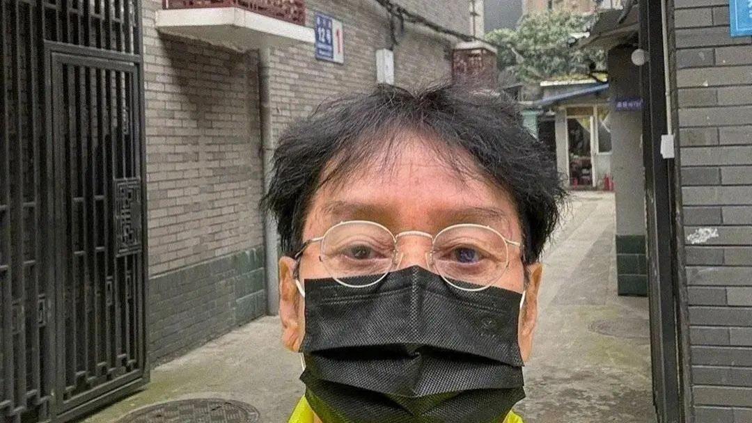 74岁谭咏麟现身成都街头，一身黄衣非常醒目！