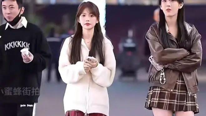 王思聪带美女逛街被偷拍，女方身份被扒刚刚成年