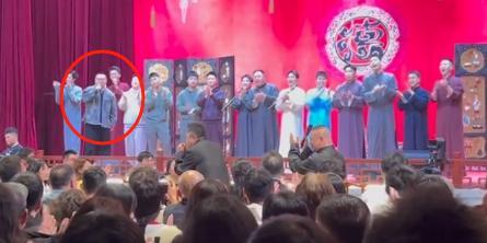 德云社为于谦庆生!徒弟郭麒麟送上蛋糕,大合照郭德纲站位惹争议