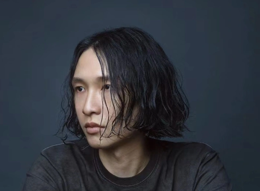 不接受采访,不参加综艺,出道20年只发行5张专辑,却成了大神?