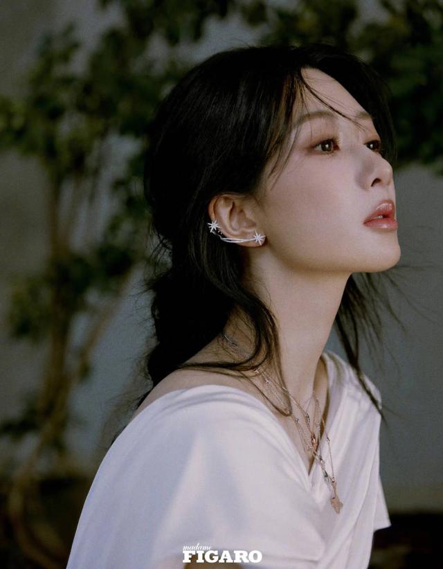 优雅纯洁！杨紫穿白色长裙亮相，单边长辫发型温婉大气引人赞