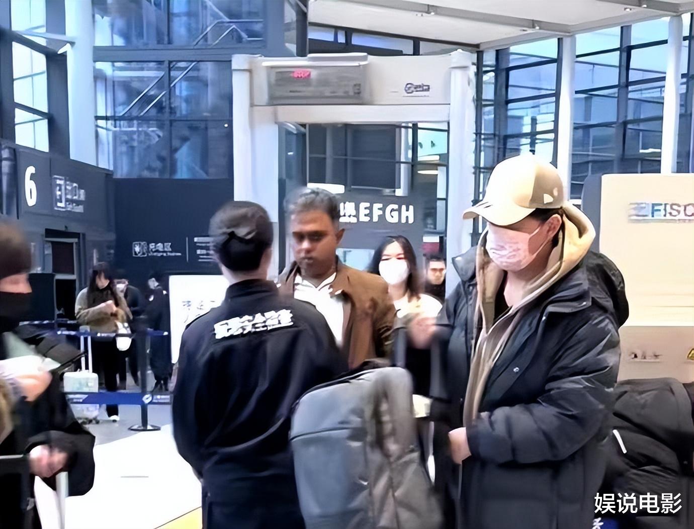 恋情曝光四年多,曾被曝结婚,潘粤明和尹姝贻现身机场