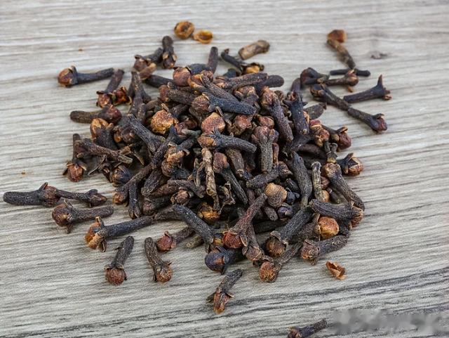 牛肉为何一炖就柴？关键这4种香料，牛肉又嫩又滑不塞牙，没腥味