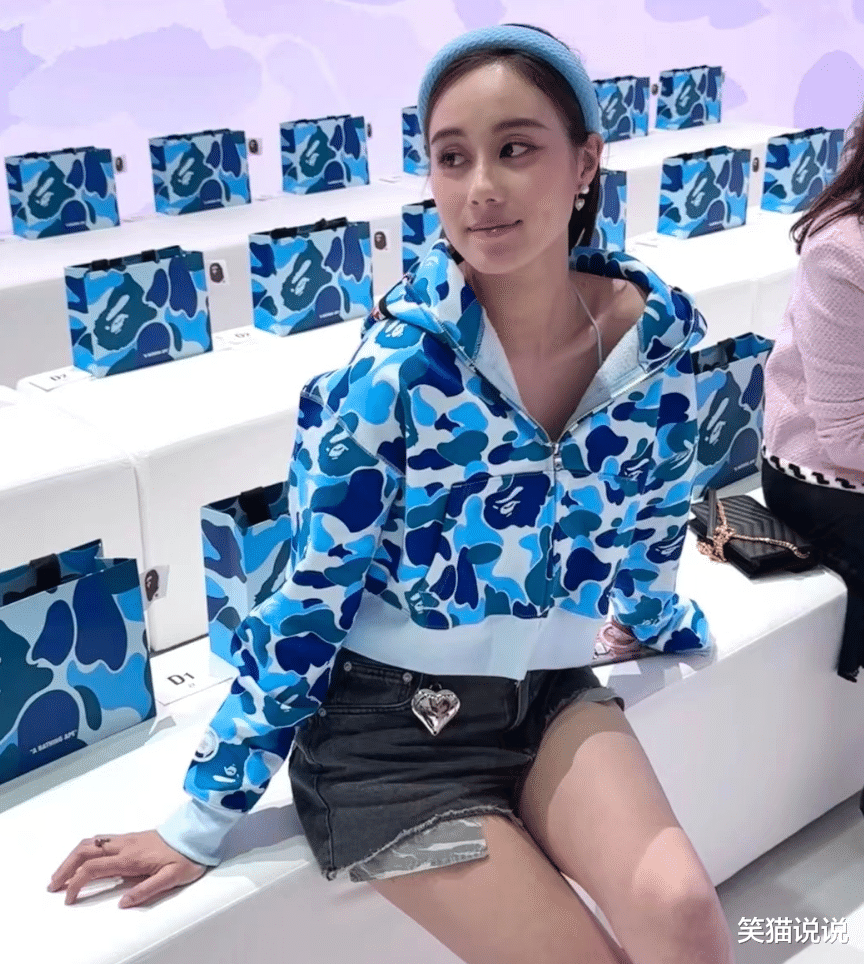 何超欣晒合照：与刘秀桦沈月同框合照，和邱淑贞利路修合影很开心